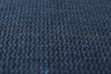 Arka plan olarak koyu mavi örgü kumaş dokusu, yakın plan