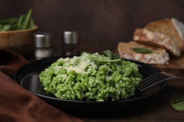 Parmesan peynirli lezzetli ıspanaklı risotto, yakın plan.