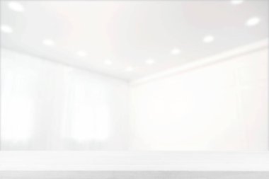 Pencerenin yanındaki perdeli boş tahta masa. Tasarım için boşluk