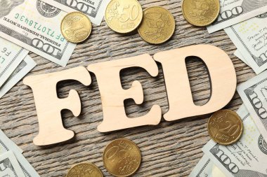 Harfler Fed (Federal Rezerv Sistemi), dolar banknotları ve paralar ahşap masa üzerinde, düz yatıyordu