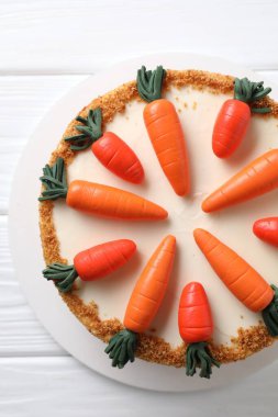 Beyaz ahşap masada nefis havuçlu kek.