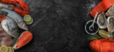 Gri masada taze deniz ürünleri, üst manzara. Metin için alanı olan pankart tasarımı