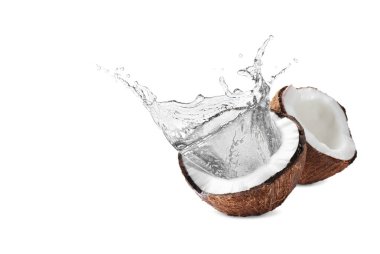 Taze hindistan cevizi suyu fındığa sıçrıyor beyaz arka planda