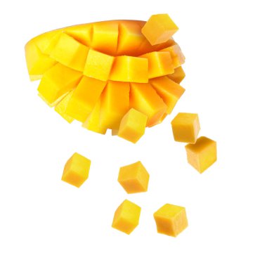 Beyaz arka planda uçuşan küp şeklinde taze mango.