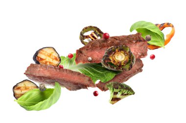 Beyaz arka planda ızgara et ve sebze.