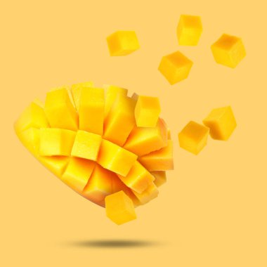 Altın zemine düşen küp şeklinde taze mango.