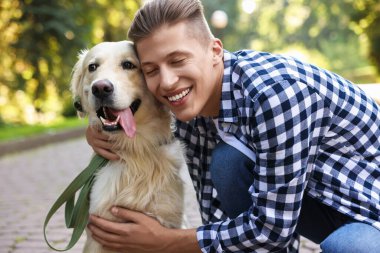 Güzel Golden Retriever köpeği olan mutlu bir sahibin portresi.