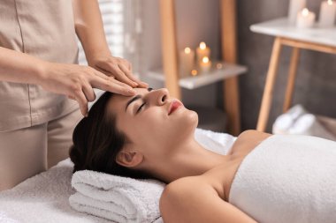 Çekici kadın spa salonunda yüz masajından hoşlanıyor, yakın plan.