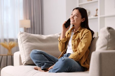 gülümseyen kadın evde Smartphone'da söz