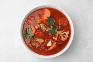 Ev yapımı nefis bir güveç. Işık masasında, üst tarafta.