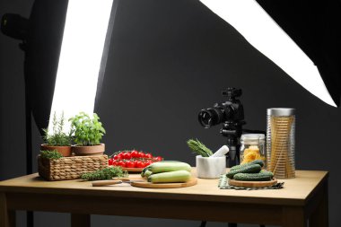 Profesyonel ışıklandırma ekipmanıyla fotoğraf stüdyosunda yemek çekmek.