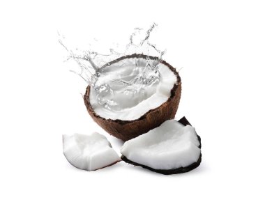 Taze hindistan cevizi suyu fındığa sıçrıyor beyaz arka planda