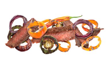 Beyaz arka planda ızgara et ve sebze.