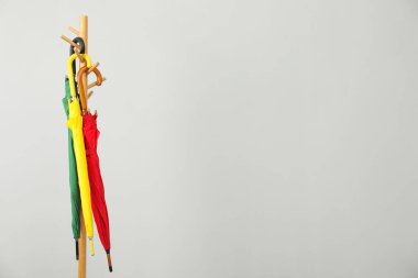 Açık gri arkaplan üzerinde renkli şemsiyeler, metin için boşluk