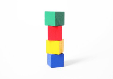 Beyaz arkaplanda bir sürü boş renkli küp