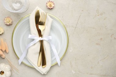 Gri desenli masada şık bir yer ve sonbahar dekoru. Metin için boşluk