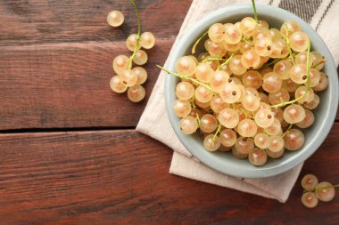 Tahta masadaki kasede taze üzümlü üzümler, üst manzara. Metin için boşluk