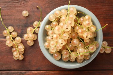 Tahta masadaki kasede taze üzümlü üzümler.