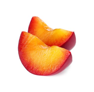 Olgun erik parçaları beyaza izole edilmiş.