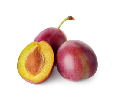 Tümü ve kesilmiş erikler beyaza izole edilmiş.