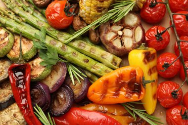 Baharatlı nefis ızgara sebzeler, düz bir masa.