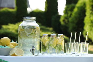 Limonata standı, ferahlatıcı içecek ve parkta taze meyveler.