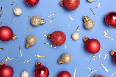 Mavi arka planda Noel topları olan düz kompozisyon