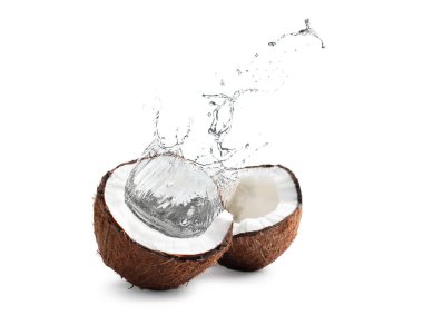 Taze hindistan cevizi suyu fındığa sıçrıyor beyaz arka planda