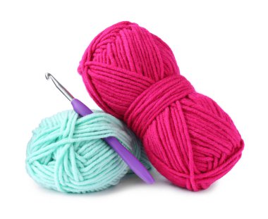 İplik derileri ve örgü kancası beyaza izole edilmiş.