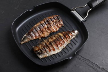 Koyu dokulu masada tavada ızgara uskumru.