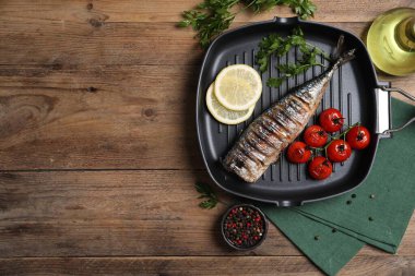 Lezzetli ızgara uskumru, domates, limon ve maydanoz ahşap masada, düz yatak. Metin için boşluk