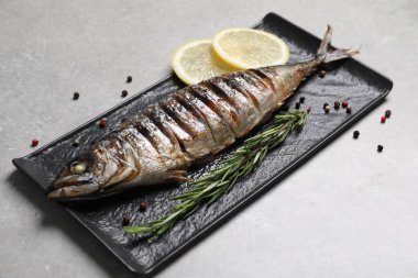 Lezzetli ızgara uskumru, biberiye, limon ve biber.