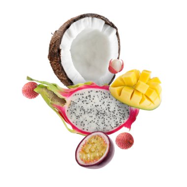 Hindistan cevizi, ejderha meyvesi, mango, lychees ve maracujalar beyaz arka planda. Tropik meyveler