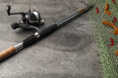 Gri desenli masa üzerinde balık avı, ağ ve yem.