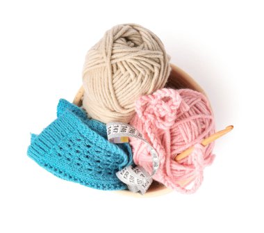 Renkli iplikler, desen örneği, mezura ve örgü kancası beyaz kasede izole edilmiş, üst manzara.