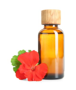 Bir şişe sardunya yağı ve beyaz üzerine izole edilmiş güzel bir çiçek.