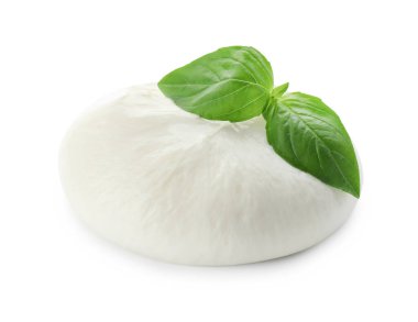 Lezzetli burrata peyniri ve fesleğen beyaz üzerine izole edilmiş.