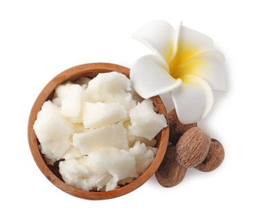 Doğal Shea yağı, fındık ve plumeria çiçeği beyaza izole edilmiş, üst manzara