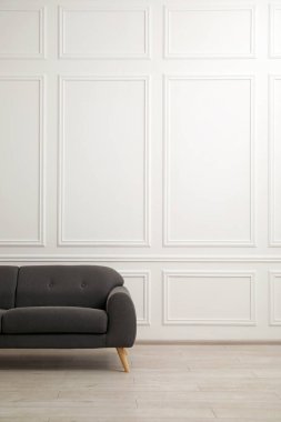 Oturma odasındaki rahat gri kanepe. İç tasarım