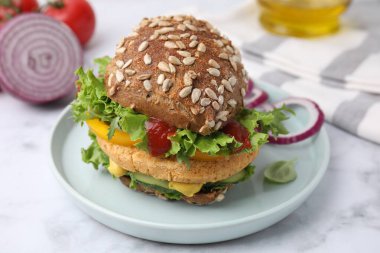 Beyaz mermer masada nohut pirzolası ile nefis vegan burger, yakın plan.