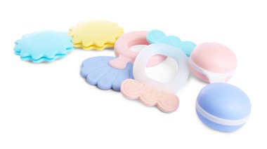 Beyazda izole edilmiş renkli çıngıraklar. Bebek eşyaları.