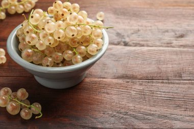 Tahta masada kasede taze üzümlü üzümler, metin için yer var.