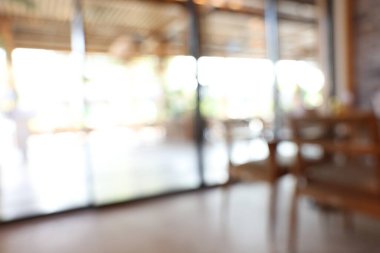 Geniş pencereli ve rahat mobilyalı kafeterya manzarası bulanık