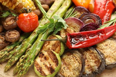 Baharatlı leziz ızgara sebzeler, yakın plan.