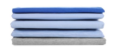 Beyaza izole edilmiş bir yığın temiz renkli tişört. Pankart tasarımı