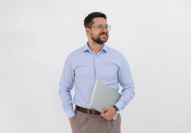 Beyaz arka planda dizüstü bilgisayarı olan gülümseyen iş adamının portresi