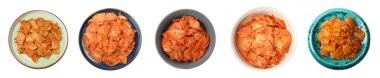 Çin lahanasının nefis kimchi 'si beyaz sette izole edilmiş. Üst Manzara. Geleneksel Kore yemeği