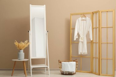 Banyoda bej duvarın yanında büyük bir ayna var. İç tasarım