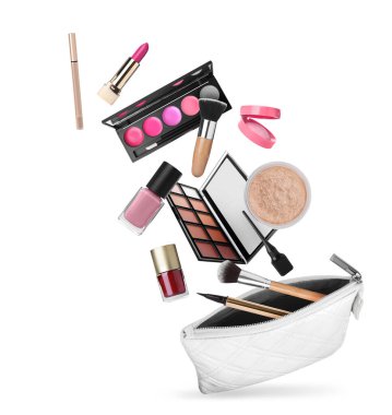 Beyaz arka planda farklı makyaj ürünleri ve kozmetik çanta