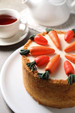 Lezzetli havuçlu kek ve çay, yakın plan.